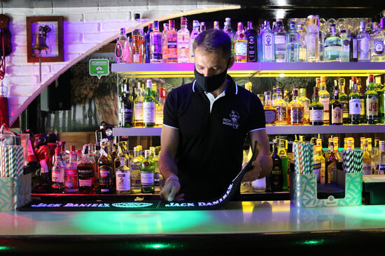 A bartender in Sitges (by Gemma Sánchez)
